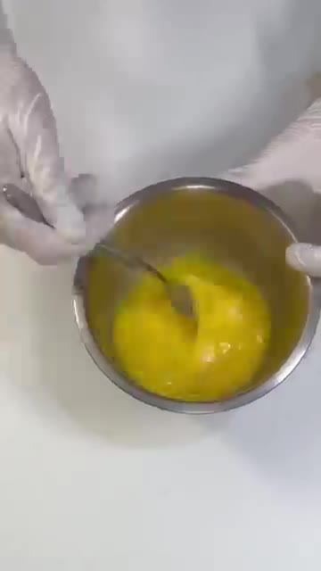 계란 2개를 맛소금으로 간하여 스크램블 에그를 만듭니다. — 반찬 없을 때 딱! 참치 애호박 계란 덮밥