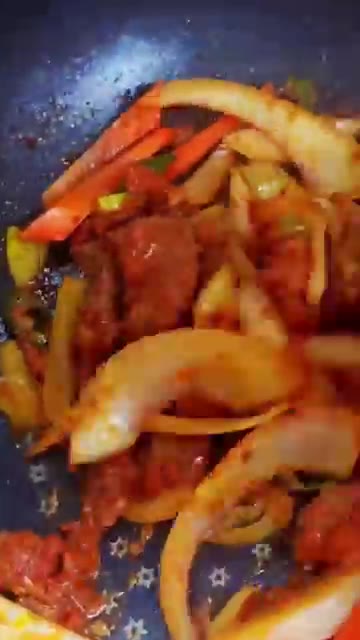 팬에 기름을 두르고 김치를 볶는다. — 요 제육볶음 추천합니다ㅎ😋😋#옥주부^옥기사식당제육볶음#진짜밥도둑