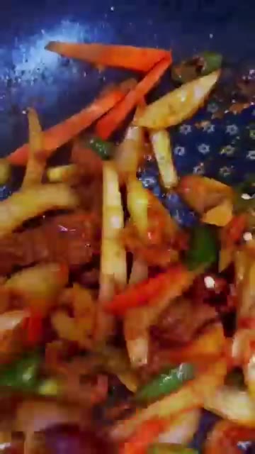 밥을 넣고 고루 섞어 볶은 뒤 접시에 담는다. — 요 제육볶음 추천합니다ㅎ😋😋#옥주부^옥기사식당제육볶음#진짜밥도둑