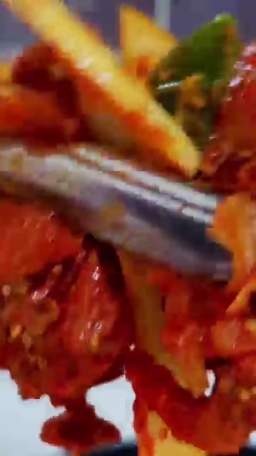 참깨를 뿌려 마무리한다. — 요 제육볶음 추천합니다ㅎ😋😋#옥주부^옥기사식당제육볶음#진짜밥도둑
