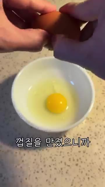 계란 2개를 깨서 풀어줍니다. 껍질이 들어가지 않도록 주의하며 잘… — 알리오 올리오로 건강식단이 가능?