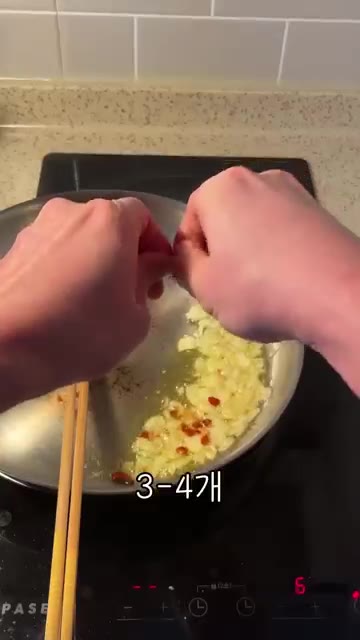 썰어둔 마늘과 페페론치노 3-4개를 넣고 볶습니다. — 알리오 올리오로 건강식단이 가능?