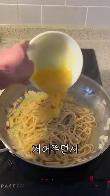 면이 거의 다 익으면 풀어둔 계란물을 붓고 저어주면서 익힙니다. — 알리오 올리오로 건강식단이 가능?