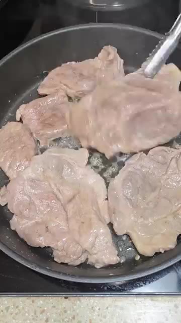 초벌구이한 돼지고기 목살을 넣고 살짝 볶아줍니다. — 순삭되는 고소하고 얼큰한 돼지고기라면!