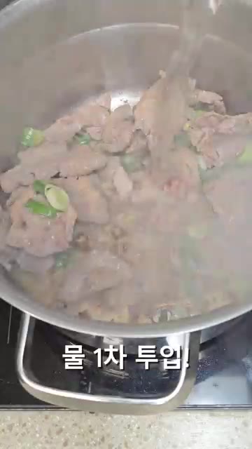 라면 4봉을 넣고 면이 잘 풀리도록 입수시켜줍니다. — 순삭되는 고소하고 얼큰한 돼지고기라면!