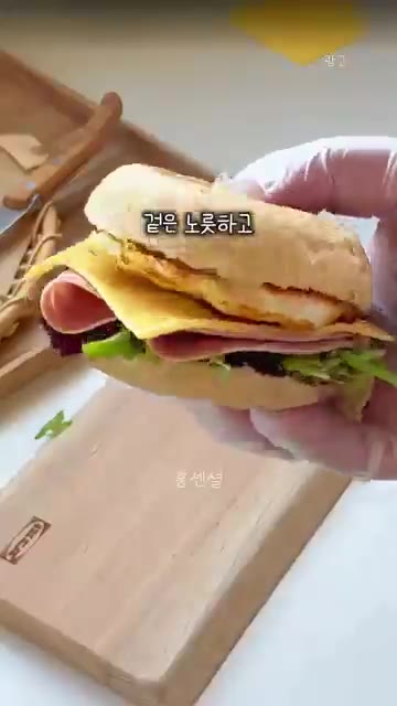 겉은 노릇하고 속은 쫀쫀 쫄깃해서 계속 생각나는 맛이더라고요. — 노오븐 쫄깃 통밀 맥머핀