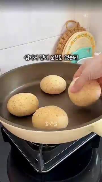 심지어 집에 오븐도 없는데 프라이팬에 앞뒤로 구워내면 끝이래요. — 노오븐 쫄깃 통밀 맥머핀