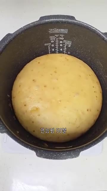 밥솥 내솥에 올리브유를 바르고 반죽을 부어 평평하게 정리한 후, 바… — 밥솥 카스테라 만들기 핫케이크가루 요리 노오븐케이크 아이간식