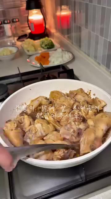 간장 5큰술을 넣고 닭에 간장이 잘 스며들도록 뒤집어 줍니다. — 마늘 닭볶음탕 레시피