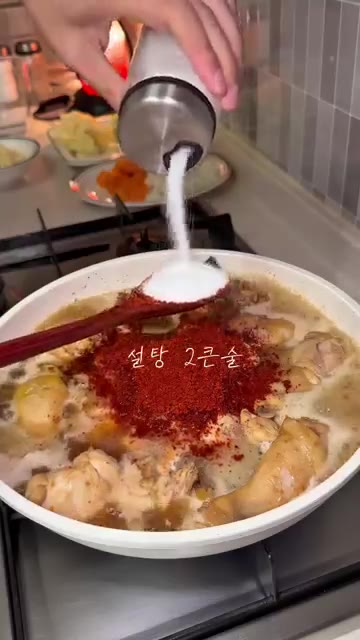 고춧가루 4큰술, 설탕 2큰술, 맛술 2큰술, 고추장 1큰술을 넣고… — 마늘 닭볶음탕 레시피