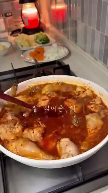감자 1개, 당근 반개, 양파 반개를 넣습니다. — 마늘 닭볶음탕 레시피