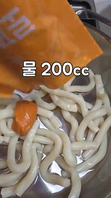 누들 밀떡을 물에 한번 헹궈 팬에 넣고 물 200cc와 동봉된 소스… — 로제 누들 떡볶이