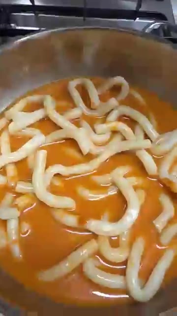 소스와 떡을 잘 섞어 끓여주세요. — 로제 누들 떡볶이