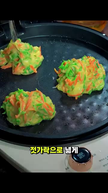 전기팬에 기름을 바르고 예열한 뒤 반죽을 숟가락으로 떠서 얇게 펼쳐… — 5분 만에 뚝딱 만드는 바삭하고 고소한 아침 부침개