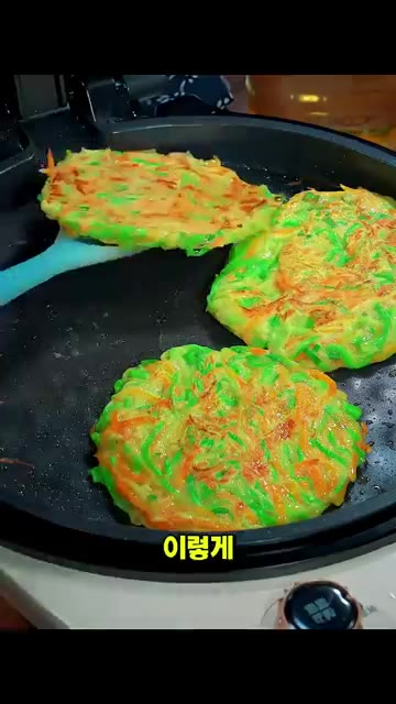 윗면에 기름을 바르고 노릇하게 익으면 뒤집어 줍니다. — 5분 만에 뚝딱 만드는 바삭하고 고소한 아침 부침개