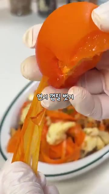 머스타드 드레싱을 만들어 뿌린다. — 연시 당근 샐러드 레시피