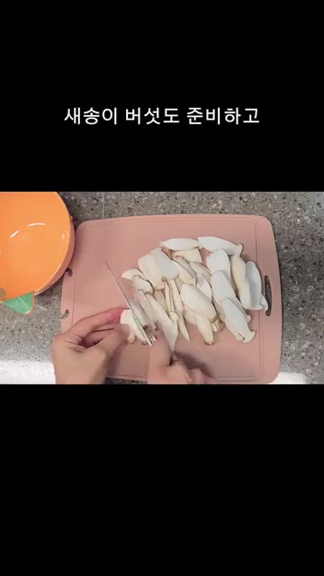 목살에 전분가루를 얇게 골고루 묻혀준다. — 입에서 녹는 부드러운 목살 스테이크