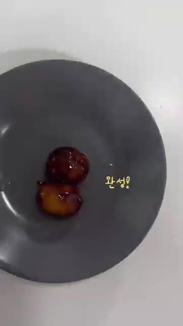 완성된 보늬밤을 접시에 담는다. — 가을 간식 보늬밤 만들기