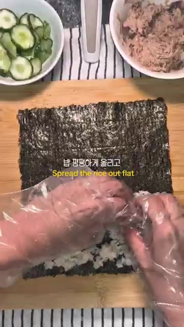 밥에 맛소금 약간, 참기름, 깨를 넣고 잘 섞어줍니다. — 다이어트할 때도 좋은 오이참치김밥 레시피