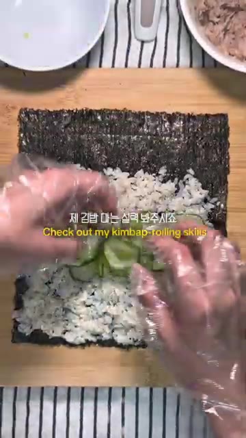김 위에 밥을 얇게 펴고 오이와 참치를 올린 후 돌돌 말아줍니다. — 다이어트할 때도 좋은 오이참치김밥 레시피
