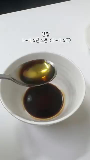 가지는 길쭉하게 썰고, 양파 반개는 가늘게 썰어 준비한다. — 10분 가지 볶음면 레시피🍆 다이어트 가지 볶음면