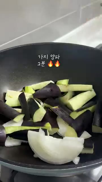 간장 1~1.5큰술, 알룰로스 1/2큰술, 물 1큰술, 저당 굴소스… — 10분 가지 볶음면 레시피🍆 다이어트 가지 볶음면