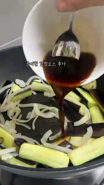 팬에 올리브유 1작은술을 두르고 가지와 양파를 넣어 2분간 볶는다. — 10분 가지 볶음면 레시피🍆 다이어트 가지 볶음면