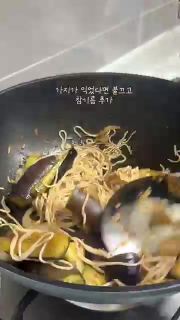 준비한 소스를 붓고 30초 더 볶아준다. — 10분 가지 볶음면 레시피🍆 다이어트 가지 볶음면