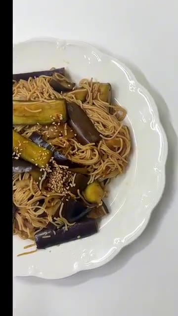 면을 넣고 볶다가 페퍼론치노를 뿌리고 참기름을 살짝 둘러 마무리한다. — 10분 가지 볶음면 레시피🍆 다이어트 가지 볶음면