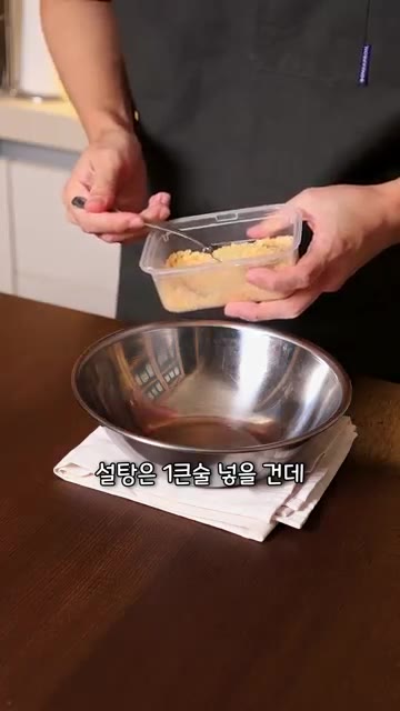 프라이팬에 버터 한 덩이를 녹인 후 계란은 최소 2알부터 넣고 익힌… — 고오급 간장계란밥