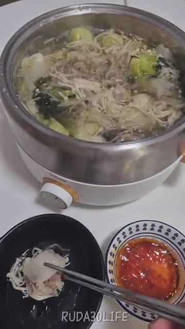 국물에 죽 끓여라 넣어주고 — 자취생도 샤브샤브 가능