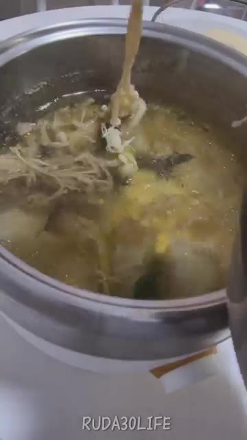 밥 넣고 10분 정도 끓여줍니다. — 자취생도 샤브샤브 가능