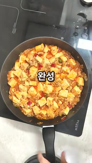 두반장, 간장, 설탕, 굴소스를 넣고 끓인다. — 친구네 갈 때 빈손으로 안 가는 엄마 #마파두부 #현실레시피