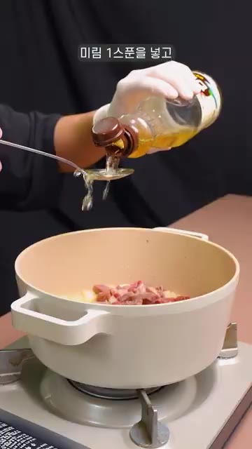 소고기 200g을 넣고 소금, 후추, 미림 1큰술을 넣어 소고기의… — 간편하고 맛있는 소고기 솥밥! 자취 필수 요리에요 !
