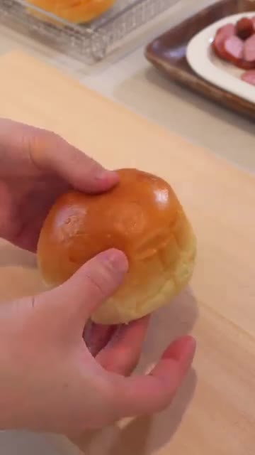 모닝빵을 2/3 정도만 칼로 잘라줍니다. — 에어프라이어 최고 간식