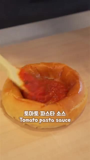 빵 안에 체다 치즈를 넣어줍니다. — 에어프라이어 최고 간식