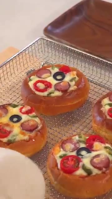 썰어둔 소세지, 방울토마토, 올리브, 할라피뇨를 보기 좋게 올려줍니다. — 에어프라이어 최고 간식