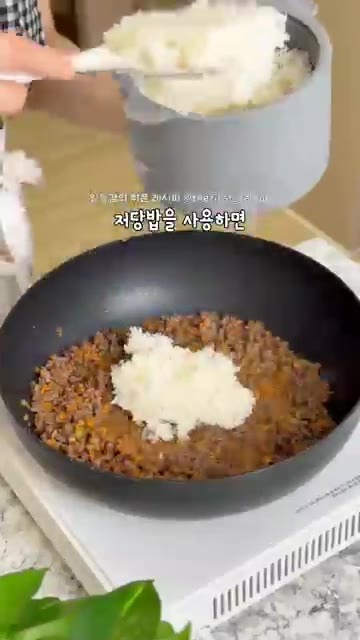 볶은 밥을 주먹밥 틀에 넣어 모양을 잡아줍니다. — 사 먹는 게 아깝다! 1주일이 든든한 밀프랩 🍙 불고기 삼각김밥 만들기