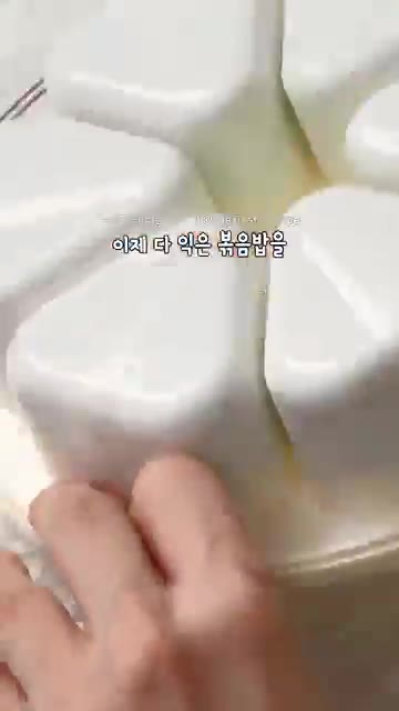 삼각김밥 김으로 모양을 잡은 밥을 감싸줍니다. — 사 먹는 게 아깝다! 1주일이 든든한 밀프랩 🍙 불고기 삼각김밥 만들기