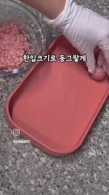 반죽을 한입 크기로 동그랗게 빚는다. — 철분+단백질 폭탄! 소고기오트볼