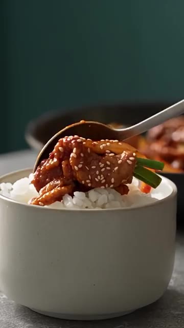 따뜻한 밥 위에 완성된 제육볶음을 얹어 맛있게 즐깁니다. — 남편이 배달시킨 줄 아는 제육볶음 황금비율