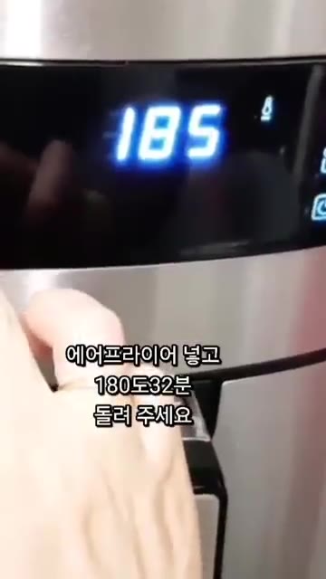 솔이나 숟가락으로 감자 사이사이에 버터 파슬리 소스를 골고루 발라주세요. — 에어프라이어 아코디언 감자 구이 만들기