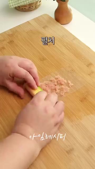 라이스페이퍼를 물에 적셔 명란 알맹이를 올리고 애호박을 넣어 돌돌… — 이자카야 사장님도 반할 겉바속촉 끝판왕 안주