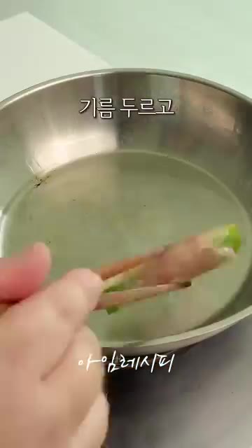 예열된 팬에 기름을 두르고 애호박 명란말이를 올려 노릇하게 익혀주세요. — 이자카야 사장님도 반할 겉바속촉 끝판왕 안주