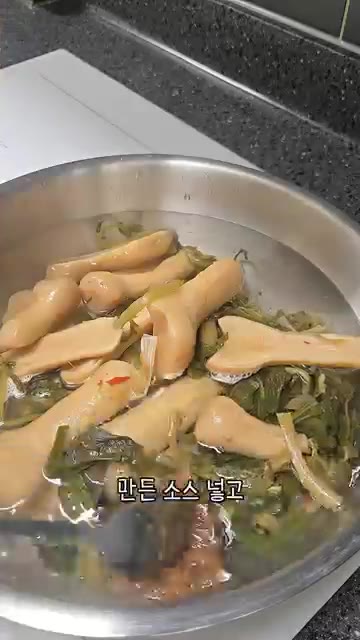 만든 소스를 넣습니다. — 우리 엄마 초간단 요리 총각무지짐!