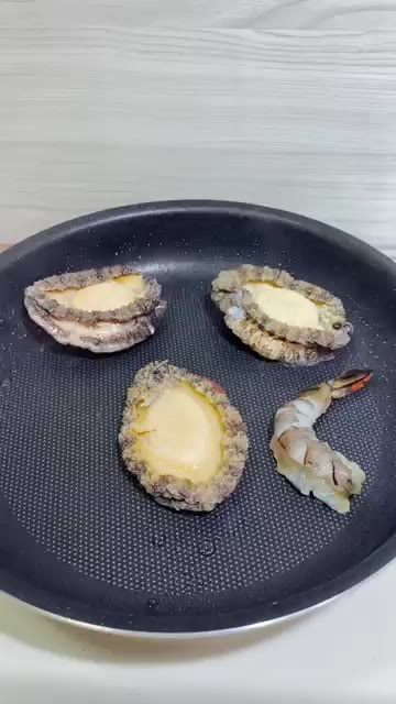 팬에 기름을 두르고 전복과 새우를 넣고 노릇하게 구워줍니다. — 전복 새우 버터구이 도시락 만들기