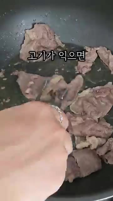 달군 팬에 차돌박이를 넣고 노릇하게 구워줍니다. — 10분이면 끝! 이자카야 부럽지 않은 차돌박이 숙주볶음