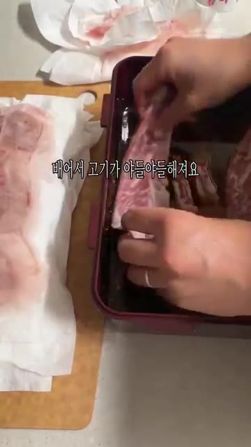 물기를 제거한 LA갈비를 양념장에 넣고 고루 버무려줍니다. — 코스트코 LA갈비 초간단 레시피