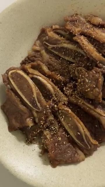 완성된 LA갈비를 접시에 담아 맛있게 즐깁니다. — 코스트코 LA갈비 초간단 레시피