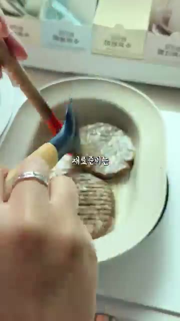 냉동 떡갈비 2장을 팬에 넣고 구워줍니다. — 만들어두면 애들이 혼자서 잘 찾아 먹어요!